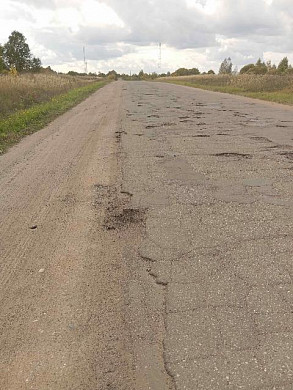 В разбитой дороге можно спрятать бутылку с водой